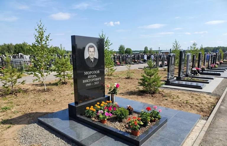 Уборка могилы со скамьёй до и после в Хабаровске