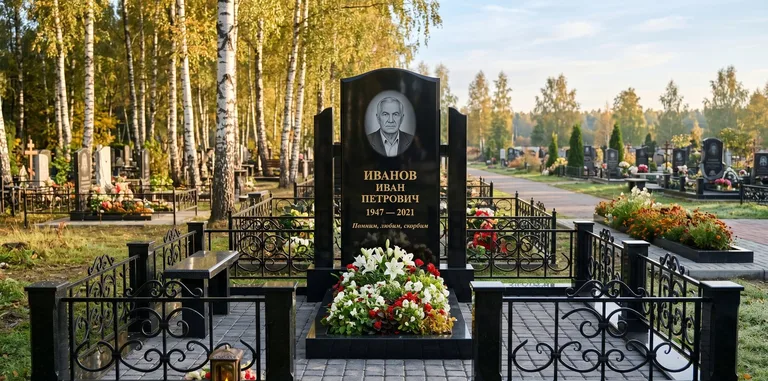 Мемориальный комплекс с цветником и оградой в Хабаровске