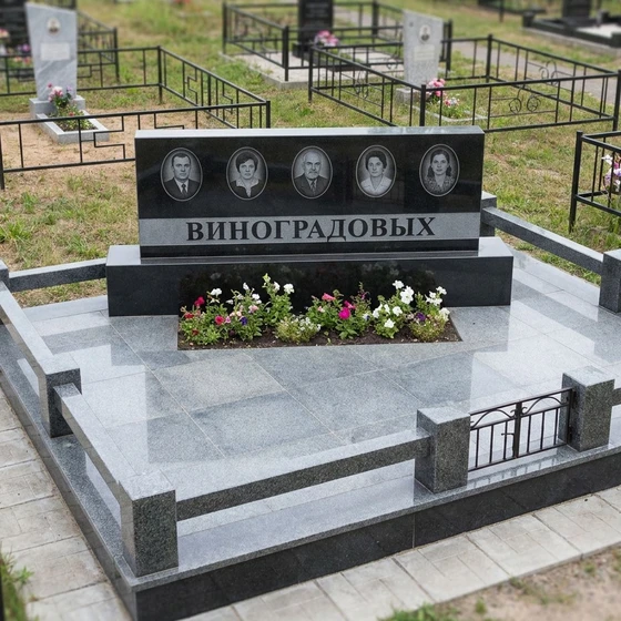 Семейный мемориал на пять человек из комбинированного гранита