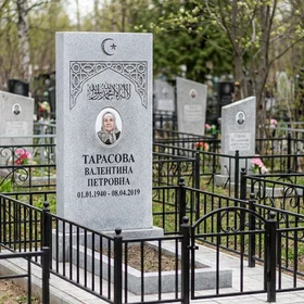 Исламский памятник из серого гранита с традиционным узором