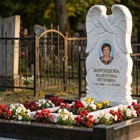 Гранитный памятник фигурный с объемной скульптурой скорбящей