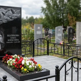 Памятник с журавлями из чёрного гранита габбро-диабаз с портретом
