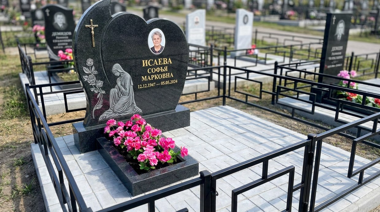 Пример дизайна: Гранитный памятник в форме сердца с крестом — фото и цена