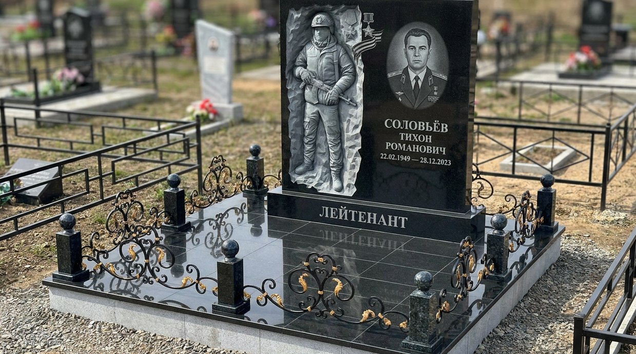 Пример дизайна: Гранитный памятник военному с объемным рельефом — фото и цена