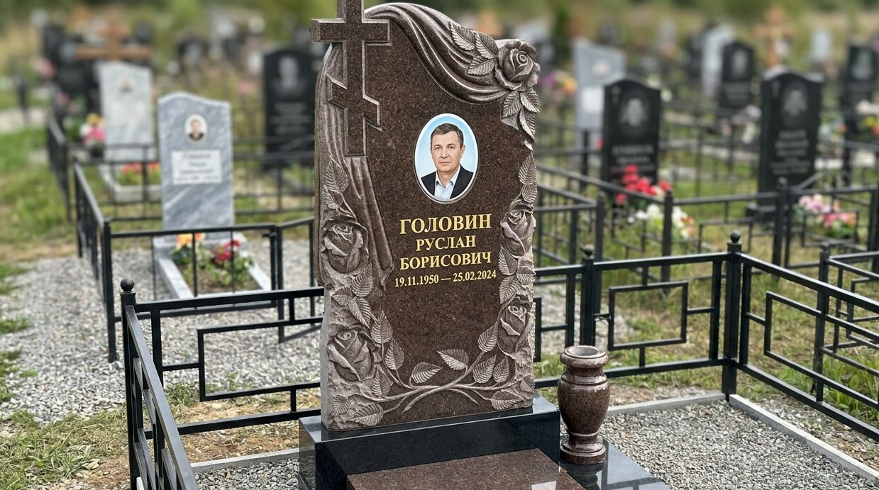 Пример дизайна: Гранитный памятник с православным крестом и розами — фото и цена