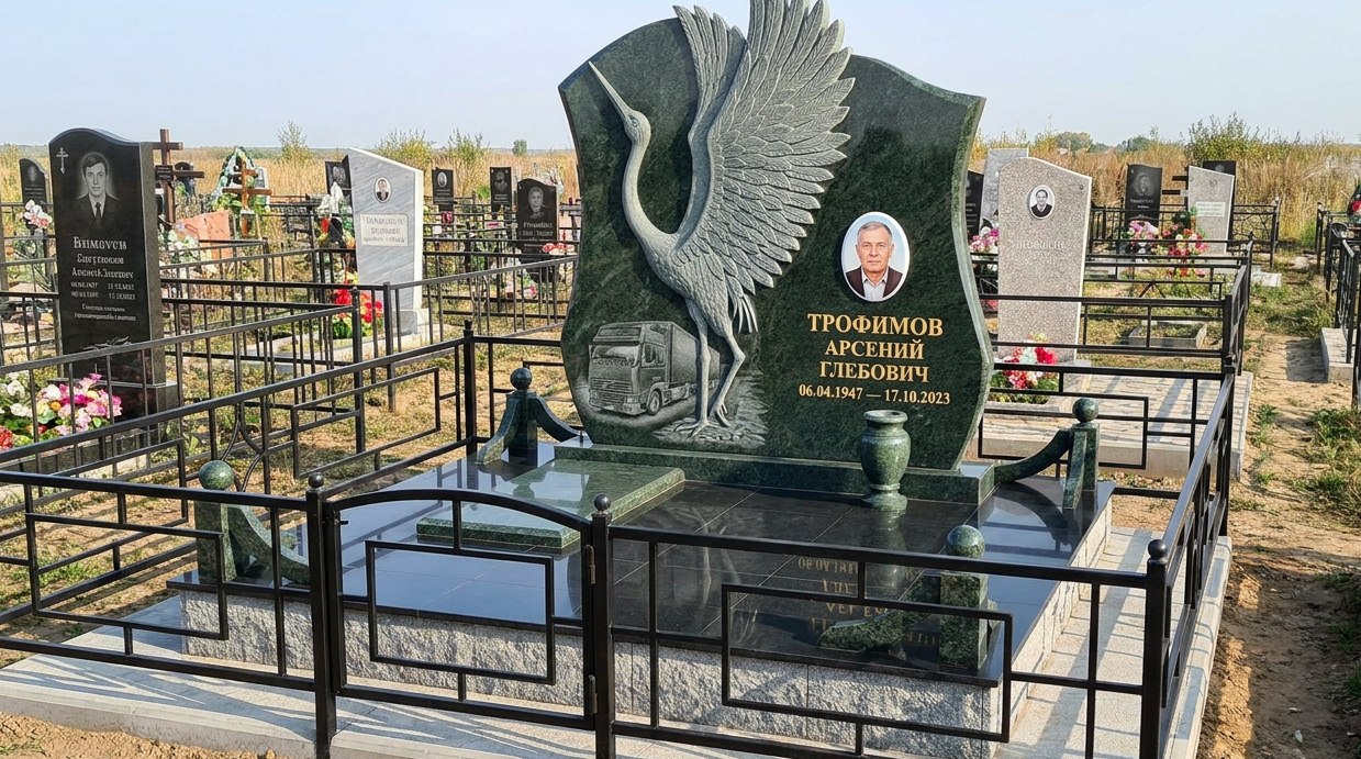 Пример дизайна: Гранитный памятник с резным журавлём и грузовиком — фото и цена