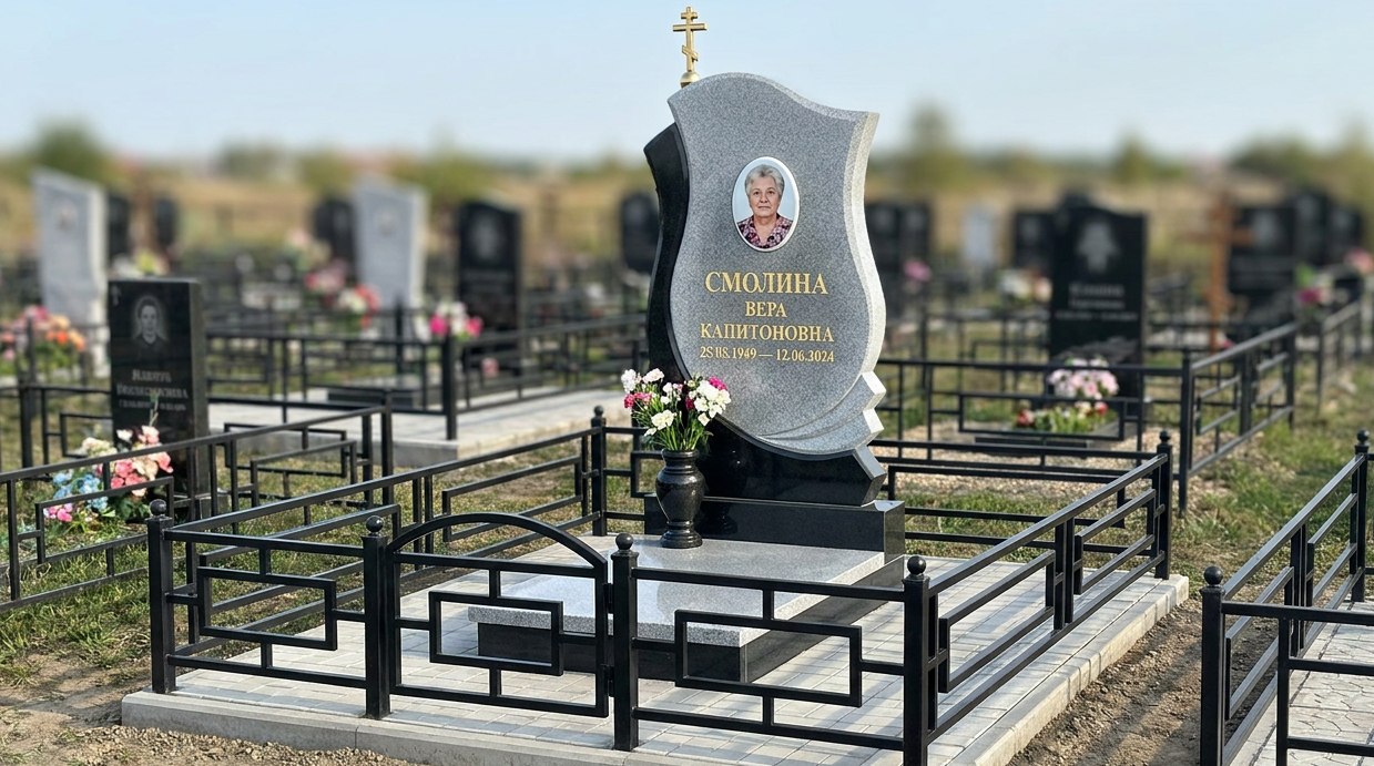 Пример дизайна: Комбинированный памятник фигурный с крестом для женщины — фото и цена