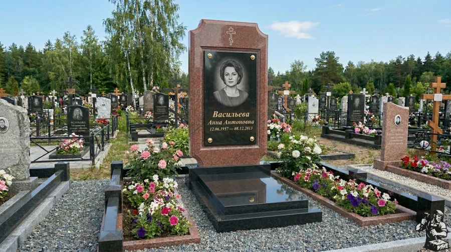 pamyatnik-pryamougolnyy-klumbami