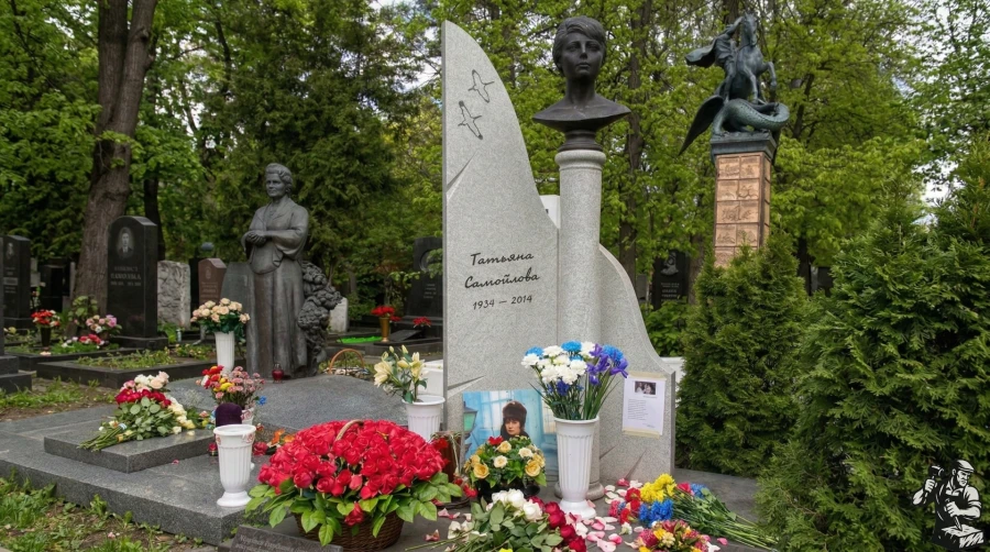 pamyatnik-tatyanu-samojlovoj-stela-s-byustom