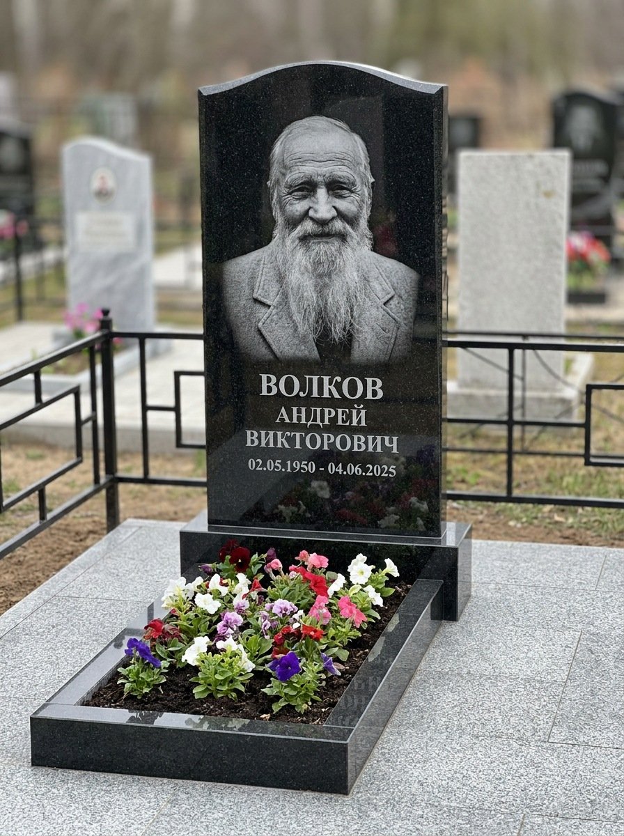 Портрет на памятнике в Хабаровске — Старый снимок восстановили, портрет по грудь — гравировка